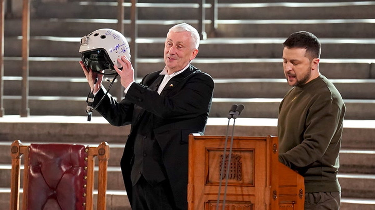 Zelensky presents Ukrainian pilot’s helmet to Speaker of Commons