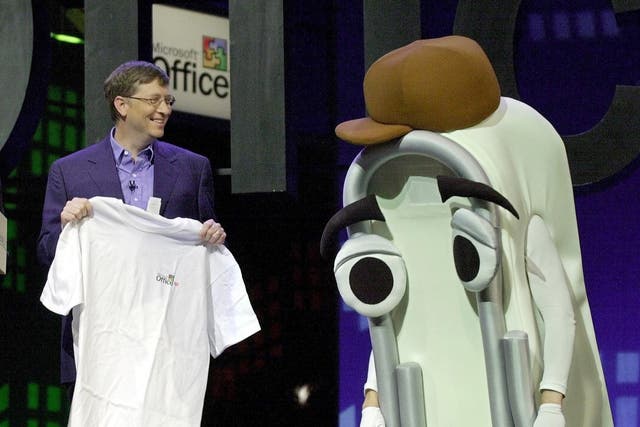 <p>Former Microsoft CEO Bill Gates presents a T-shirt as a retirement gift to Microsoft Office Assistant ‘Clippy’ at the Office XP launch, 31 May, 2001</p>