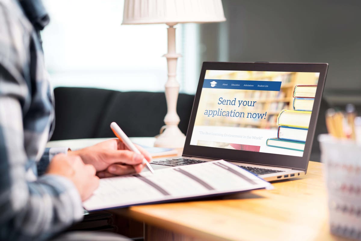 Drop in nursing course applicants sparks concern over recruitment crisis Drop in nursing course applicants sparks concern over recruitment crisis