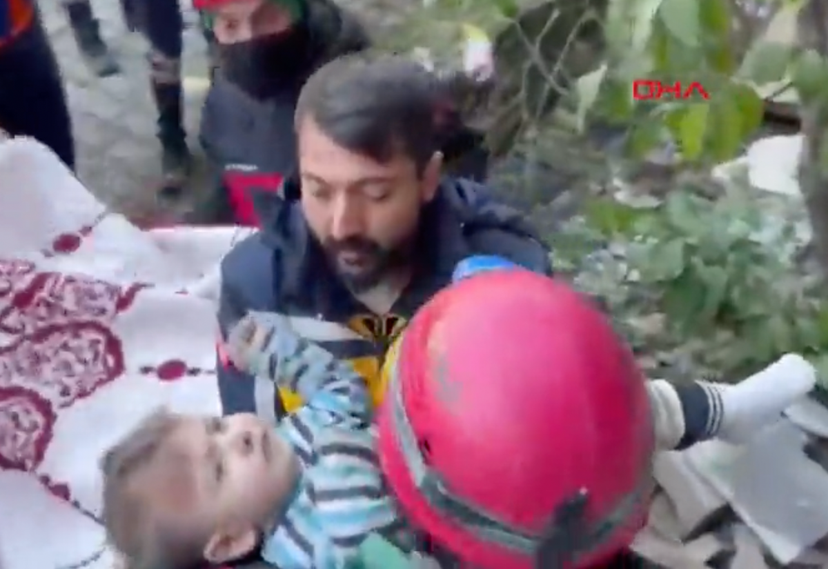 Türkiye deprem kurtarma: Hatay'da çöken binadan bir çocuk kurtarıldı