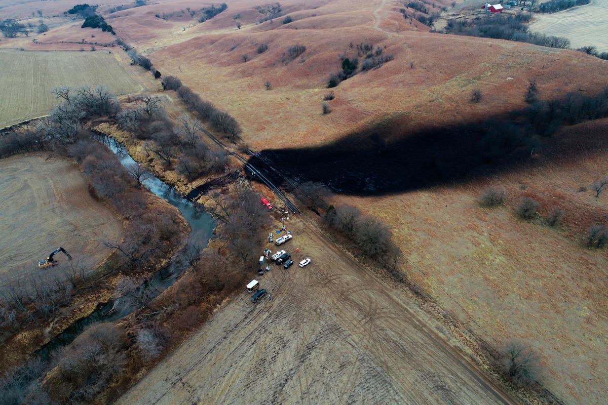 Regulators cut pressure on pipeline after Kansas oil spill Regulators cut pressure on pipeline after Kansas oil spill