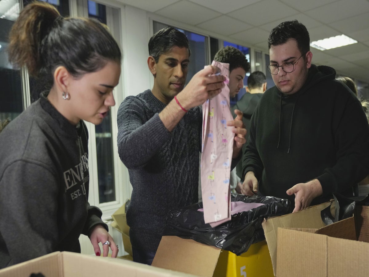 Rishi Sunak joins volunteers at earthquake donation centre | The Independent