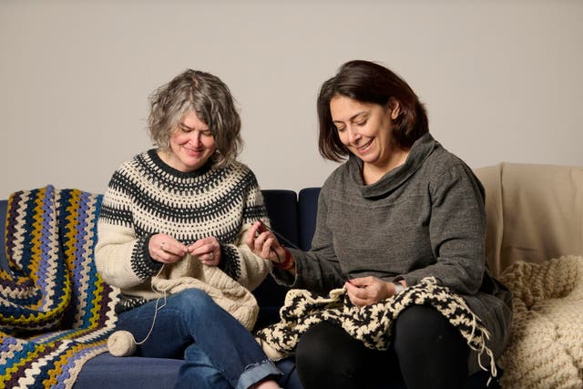 <p>Loose Ends founders Masey Kaplan and Jen Simonic knit together </p>