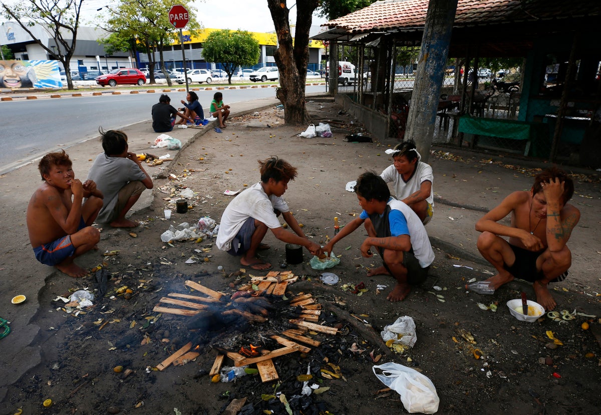 Health crisis leads scores of Yanomami to roam the streets