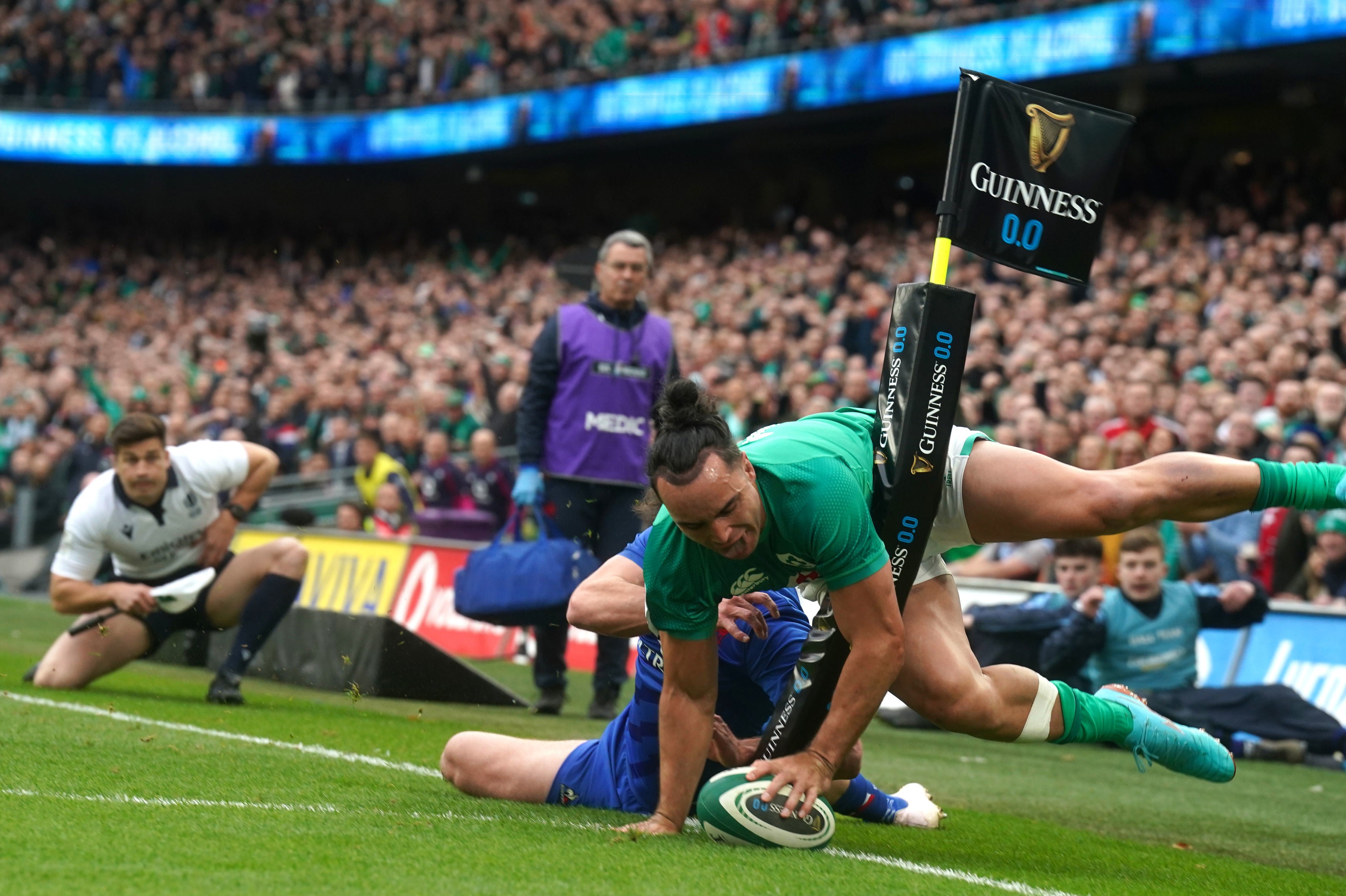 James Lowe scored a hugely acrobatic try to help put Ireland on top
