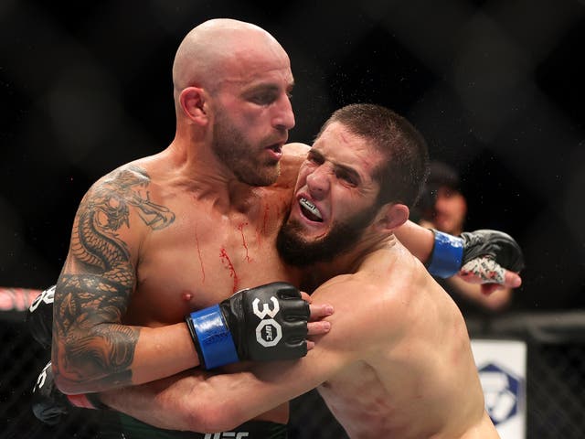 <p>Islam Makhachev (right) retained the lightweight title with a points win over Alexander Volkanovski</p>