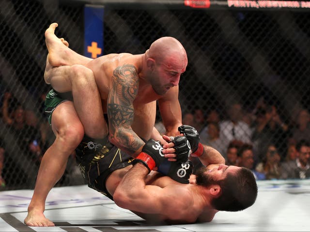 <p>Alexander Volkanovski (top) lost a narrow decision while moving up a weight class to seek a second world title </p>