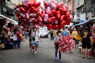APTOPIX Philippines Valentines Day</p> <p>“Width =” 6000 “ύψος =” 3999 ”/></p> <p>“Η δύναμη της αγάπης και της νέας αγάπης, ειδικότερα, είναι πρωτόγονη,” λέει ο Hekster.</p> <p>Αυτό σημαίνει ότι όταν κάποιος εσείς’ερωτευμένος με κάτι που μπορεί να αντιληφθεί ως μη ελκυστική, είτε’να είσαι ακατάστατος ή να αφήνεις το κάθισμα τουαλέτας, κερδίσατε’νου. Στην πραγματικότητα, ίσως να μην το παρατηρήσετε καν.</p> <p>“Η αγάπη μπορεί να είναι εξαιρετικά ισχυρή και μπορεί να συσχετιστεί με την απώλεια όλης της αναστολής,” προσθέτει τον Hekster. “Σκεφτείτε τους γονείς που είναι ερωτευμένοι με το μωρό τους και πώς θα αναγνωρίσουν ότι αγαπούν το παιδί τους, ανεξάρτητα από το πόσο βρώμικα είναι ή πόσο τους σταματούν να κοιμούνται.”</p> <p><h2>4. Ο χρόνος πετάει όταν εσύ’μαζί</h2> </p> <p>Εάν ερωτευτείτε με κάποιον, οι πιθανότητες είναι, ο χρόνος σας μαζί τους θα πάει πολύ γρήγορα, εξηγεί ο ναυλωμένος ψυχολόγος Daria Kuss.</p> <p>Αυτό συμβαίνει συχνά όταν εμείς’να κάνουμε κάτι που απολαμβάνουμε – και να ξοδεύουμε χρόνο με κάποιον εμείς’Το να ερωτευτείς δεν είναι διαφορετικό.</p> <p>“Βρίσκεστε στη ροή όταν είστε μαζί τους,” προσθέτει. “Έτσι κερδίσατε’να παρατηρήσετε το ρολόι που περνάτε μαζί μαζί.”</p> <p><h2>5. Δεν μπορούν να κάνουν λάθος</h2> </p> <p>Η ερωτευμένη μπορεί να στρεβλώσει λίγο την αίσθηση της πραγματικότητας, λέει ο Hekster.</p> <p>“Είναι πιθανό ότι εάν αισθάνεστε βαθιά ερωτευμένος με κάποιον, τότε θα έχετε μια κάπως μη ρεαλιστική άποψη ποιοι είναι και πώς παρουσιάζονται,” αυτός προσθέτει.</p> <p>Έτσι, ενώ μπορεί να είστε διατεθειμένοι να είστε επικριτικοί για κάποιον άλλον να κάνει ή να λέει κάτι, αν ο σύντροφός σας το κάνει ή τους λέει, μπορεί να τους αγαπήσετε γι ‘αυτό, γιατί στα μάτια σας, δεν μπορούν να κάνουν λάθος.</p> <p>“Ακόμα κι αν φορούν σανδάλια με κάλτσες. Το’τι τους κάνει τόσο όμορφα, σωστά?!” αυτός προσθέτει. “Όταν είστε ερωτευμένοι, το μόνο που βλέπετε είναι μια έκδοση ομορφιάς που αισθάνεται αδιανόητη. Είναι η ιδεαλοποίηση του ατόμου πάνω στο οποίο επικεντρώνονται όλα τα συναισθήματά σας.”</p> <p><h2>6. Αισθάνεστε ασυνήθιστα αισιόδοξοι</h2> </p> <p><img decoding=
