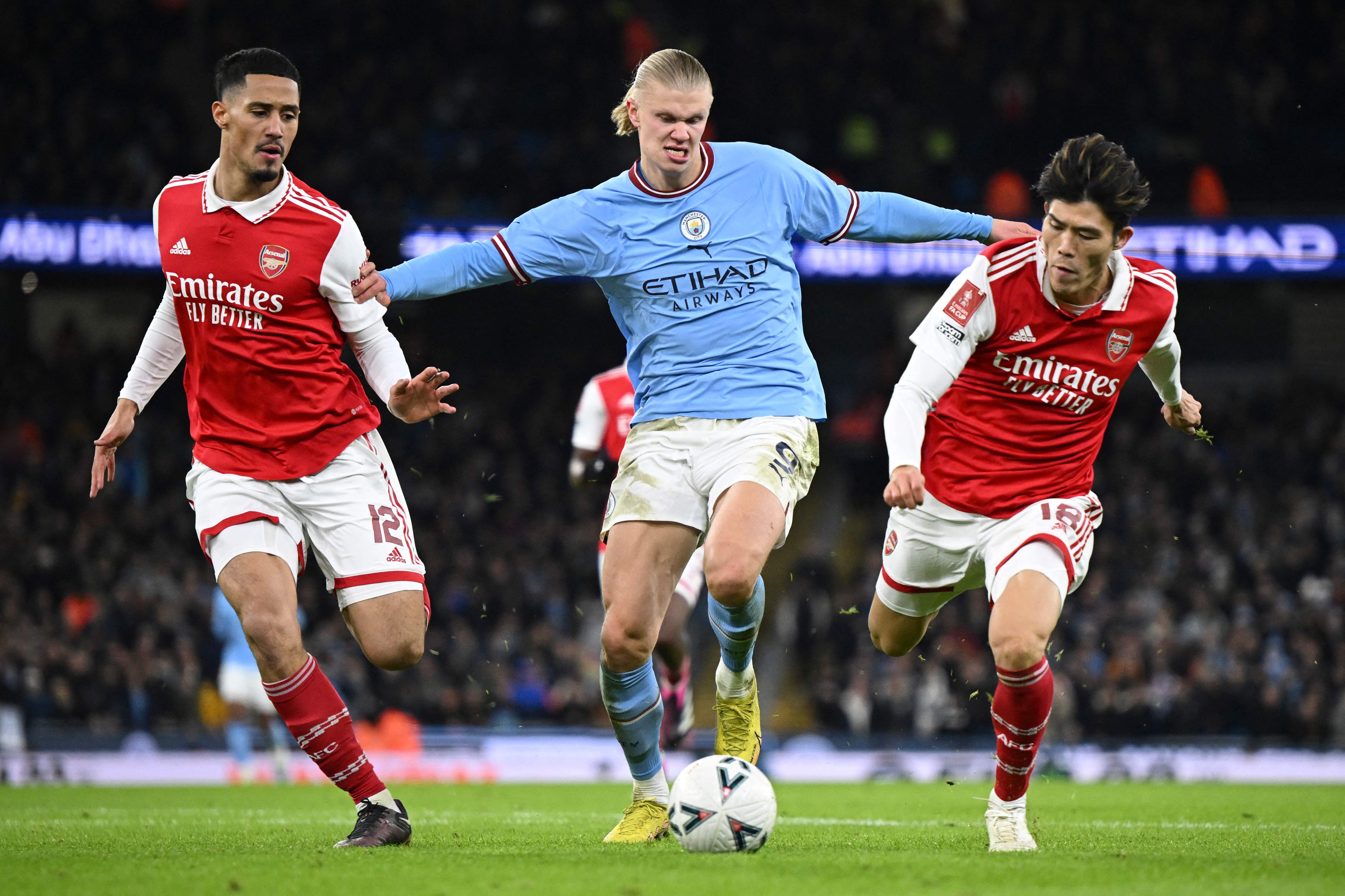 Manchester City vence o Arsenal e assume liderança da Premier