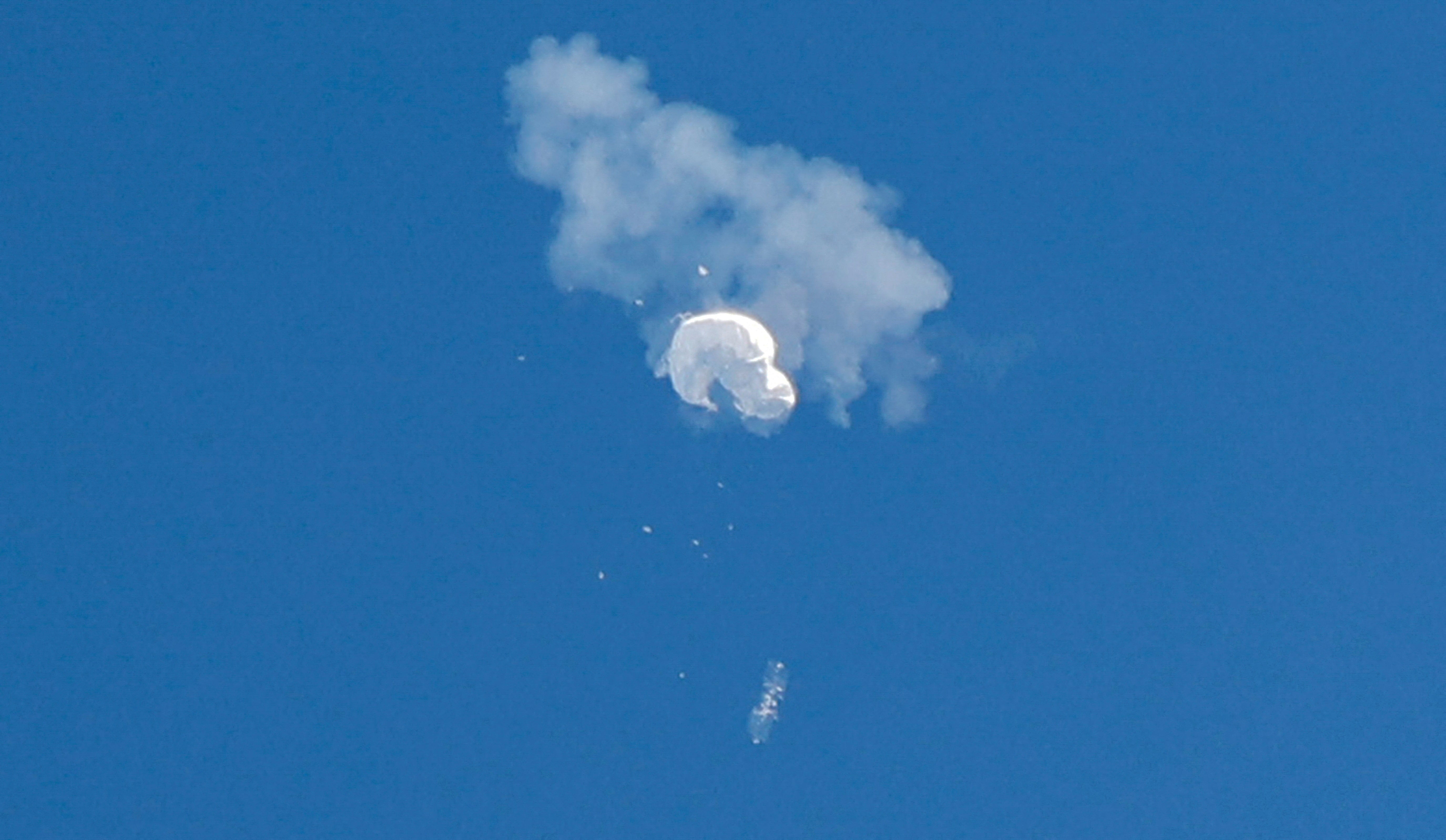 <p>The suspected Chinese spy balloon drifts to the ocean after being shot down off the coast in Surfside Beach</p>