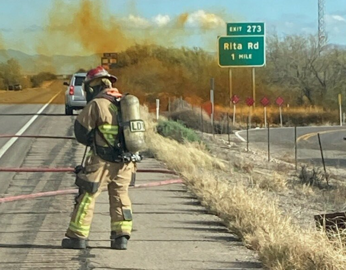 Residents told to evacuate as nitric acid spill sends yellow smoke into air after Arizona crash