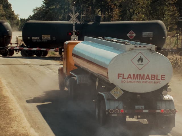 La escena del descarrilamiento del tren en la película de Netflix de 2022 'Ruido blanco'