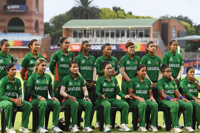 <p>Bangladesh have lost their first two  </p>