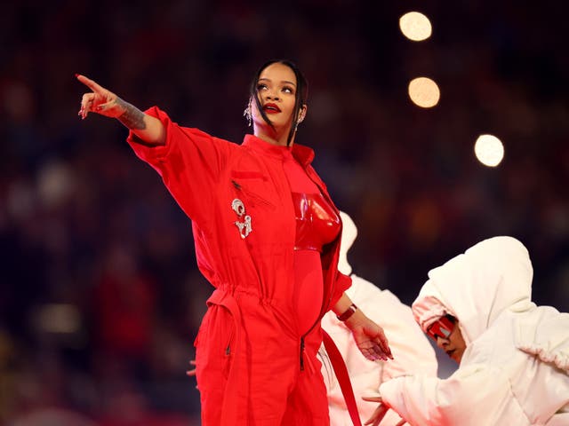 <p>Rihanna durante el espectáculo del descanso del Super Bowl. </p>