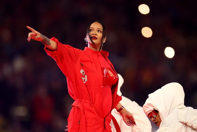 <p>Rihanna durante el espectáculo del descanso del Super Bowl. </p>