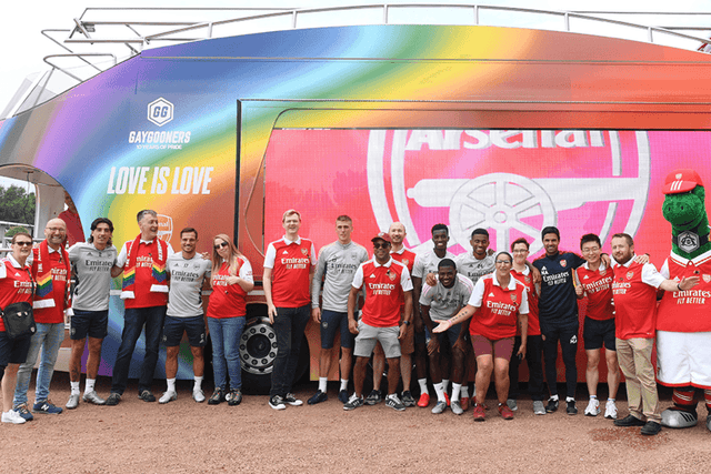 Arsenal Gaygooners with Mikel Arteta and players from men’s team (Arsenal Media)