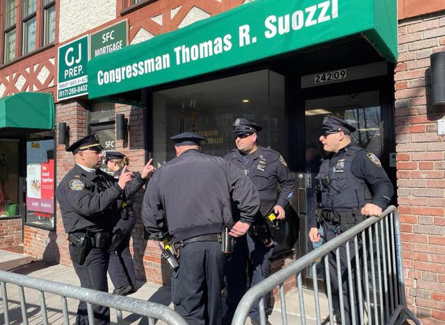 La policía levanta una barricada frente a la oficina del distrito de George Santo en Douglaston, Long Island.