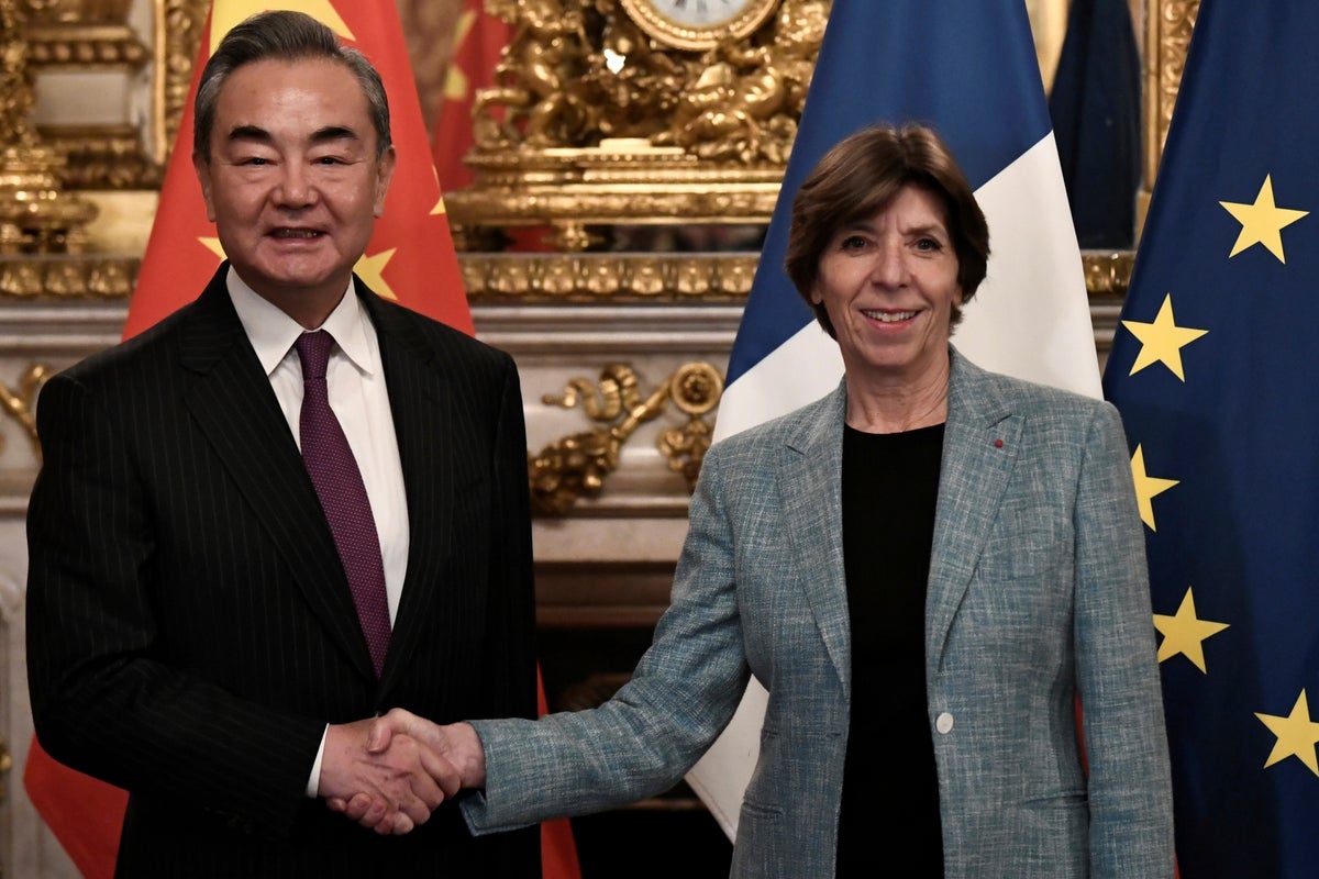 Il massimo diplomatico cinese inizia il tour europeo di una settimana a Parigi