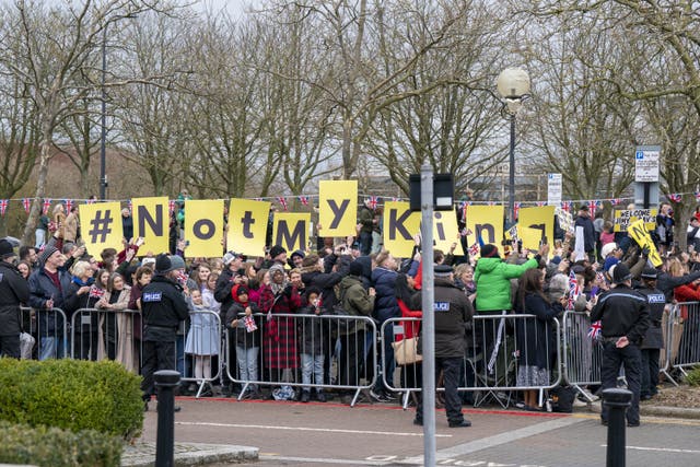 Protesters await the arrival of the King (Arthur Edwards/The Sun/PA)
