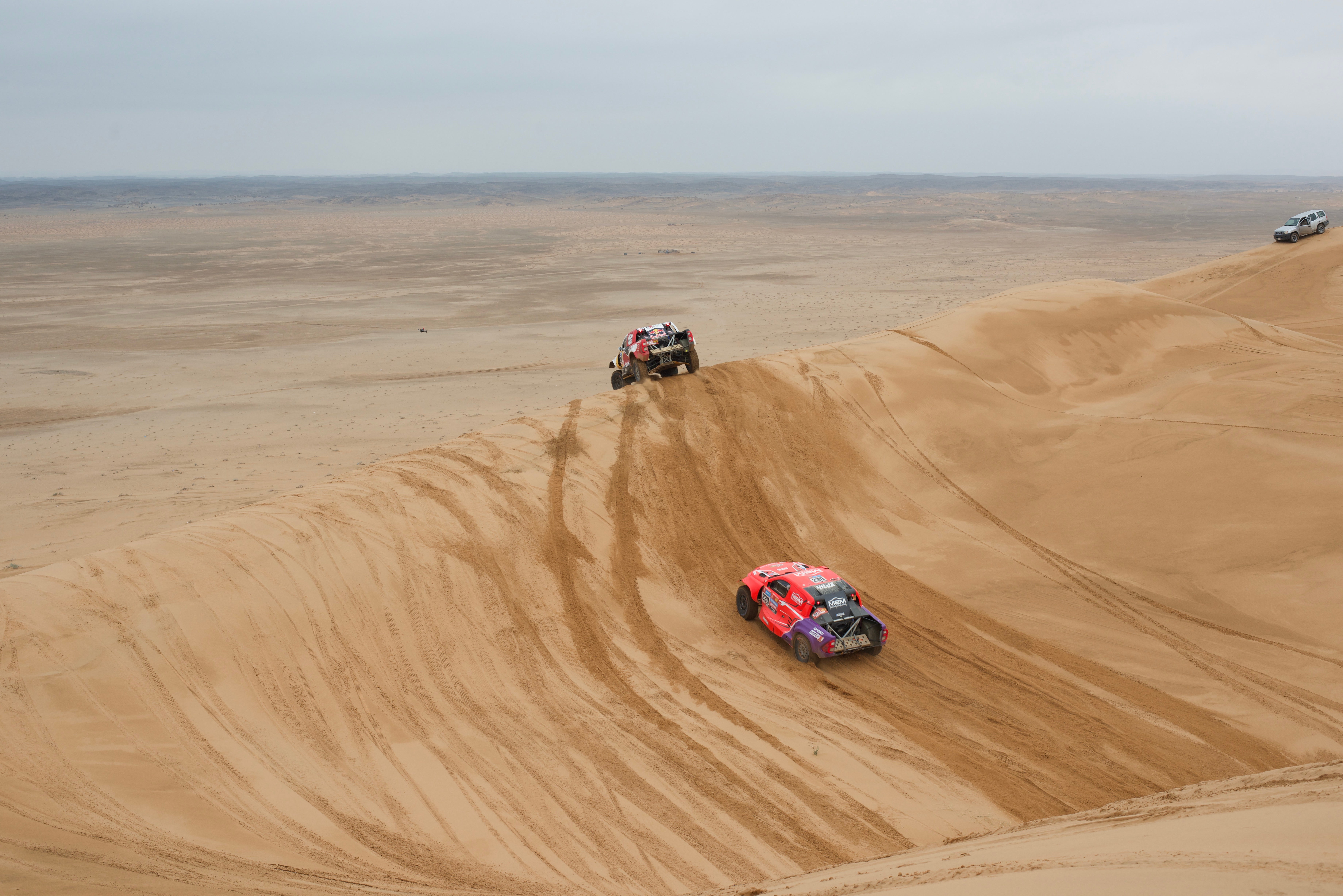 Drivers dropping out of the enormous dunes on Stage 8, an 822 km day