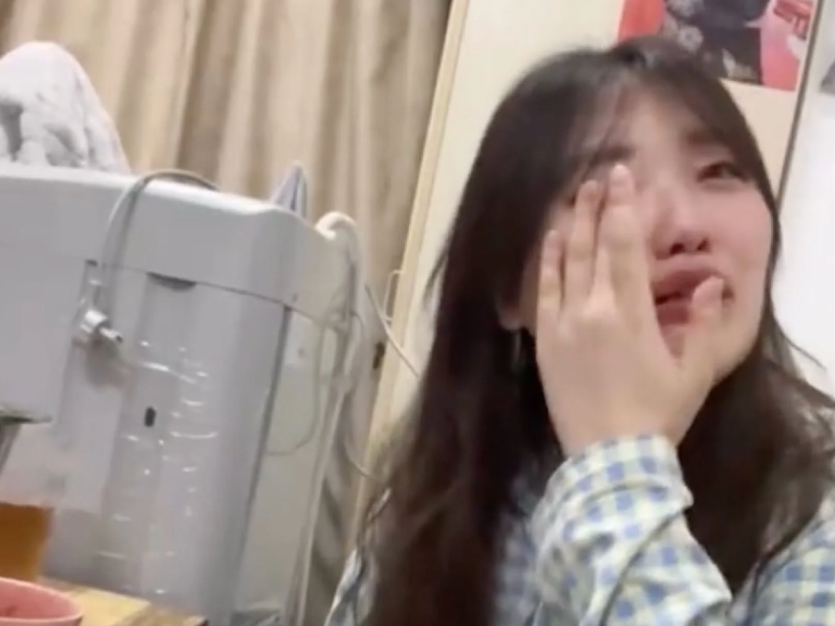 Young Chinese woman sobs in viral video about never having a boyfriend |  The Independent