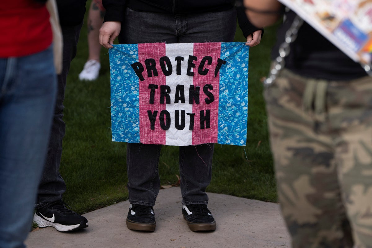 'Yorgunum ve korkuyorum': Gençlerin ruh sağlığını etkileyen 'tarihsel olarak kötü' LGBT+ karşıtı yasa dalgası