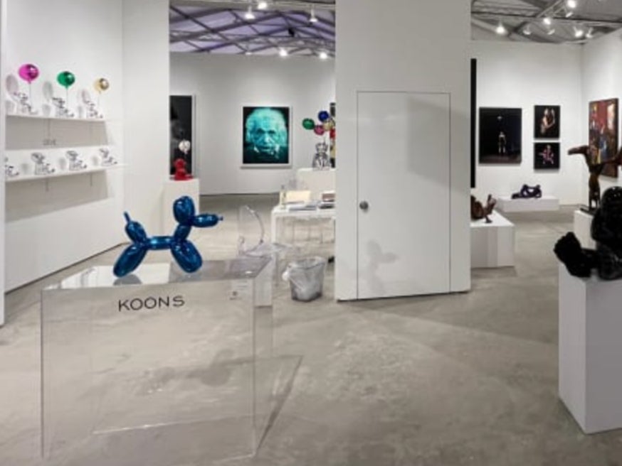Balloon dog (Jeff Koons), A Louis Vuitton show window in Ik…