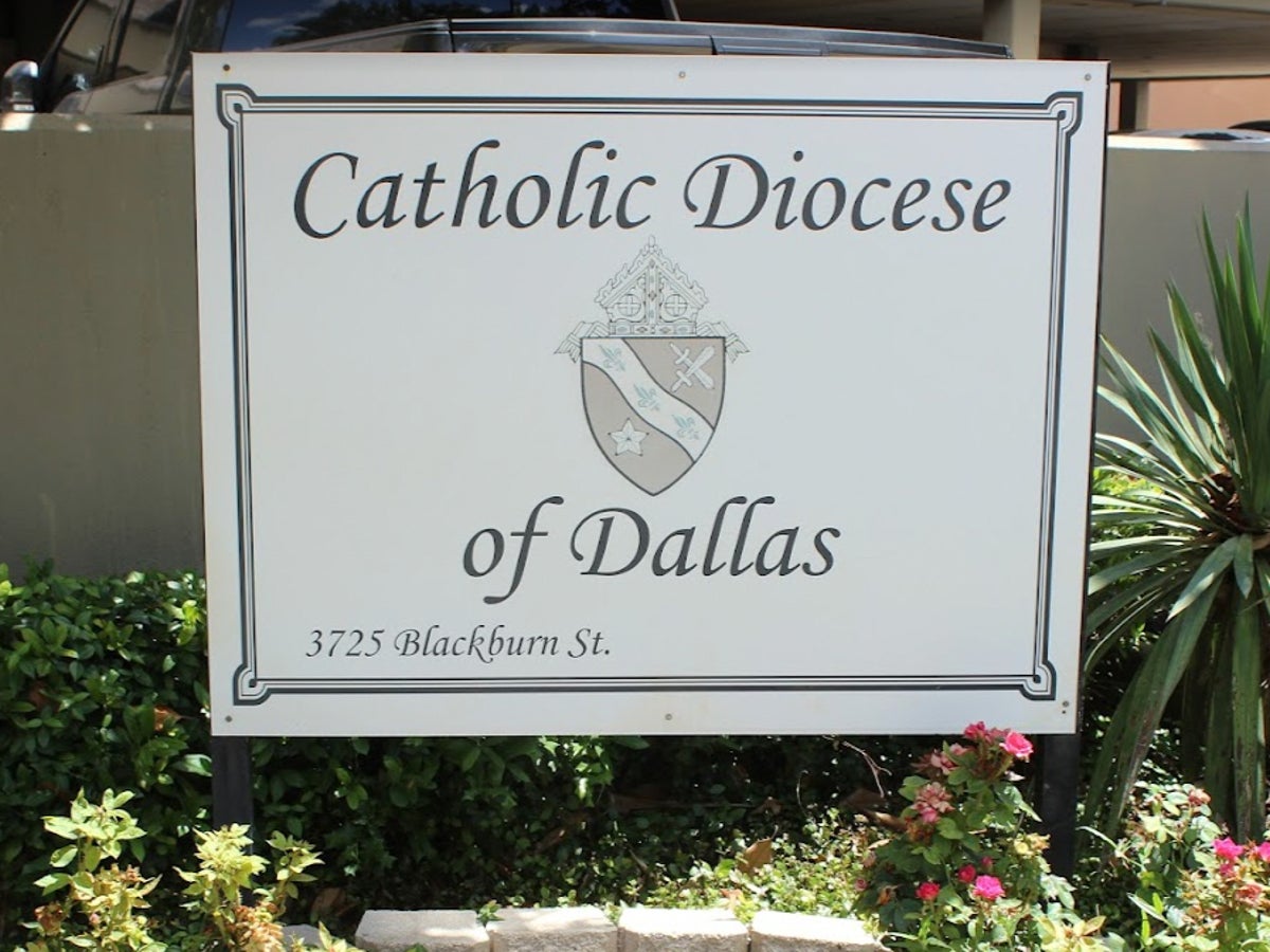 Dallas Katolik Piskoposluğu, rahip tarafından çocukken taciz edilmeden önce rahibenin kendilerine alkol verdiğini iddia eden iki adam tarafından dava edildi