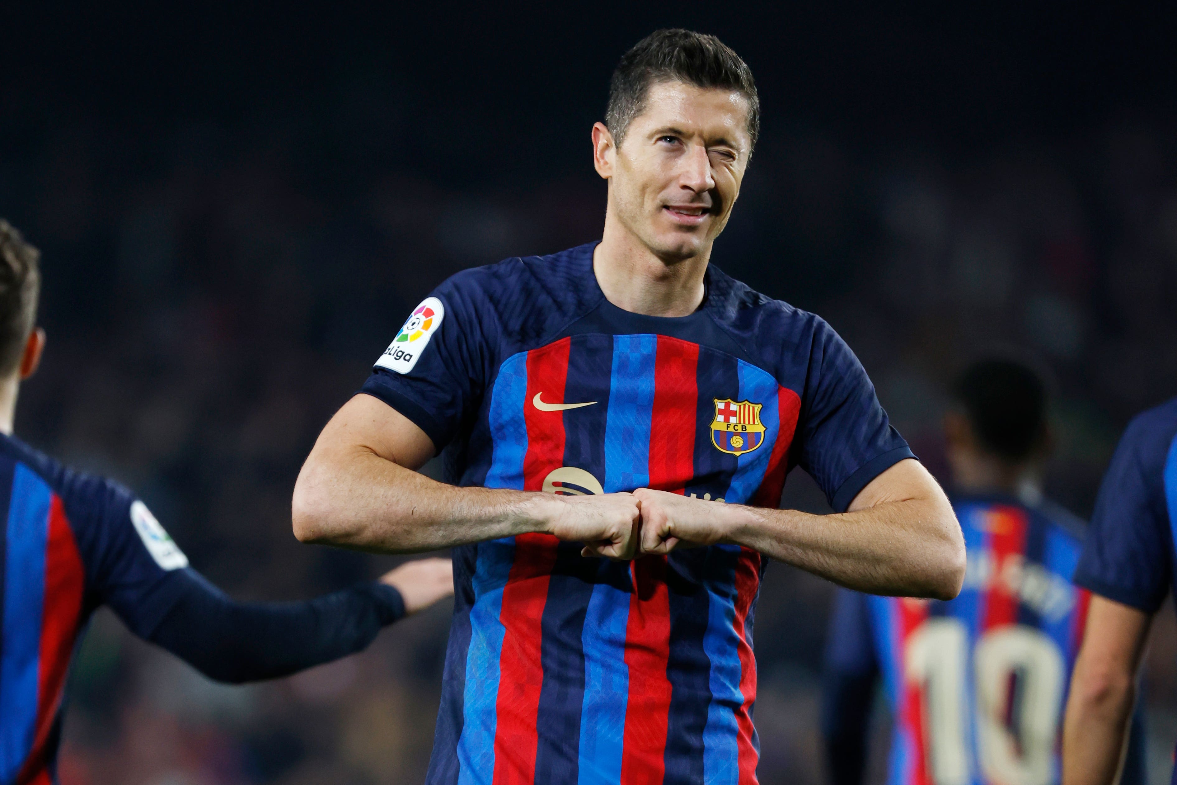 Robert Lewandowski on target as Barcelona beat Cadiz to restore LaLiga lead The Independent