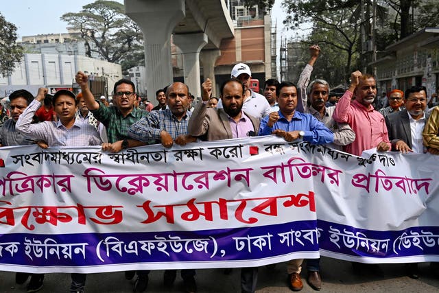 <p>Journalists of Dainik Dinkal publication hold a rally to protest against the government’s order to halt its production in Dhaka</p>