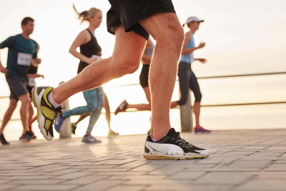 Taking up sport. Бегущие по сети. Бежать в решение. Люди бегут в кедах. Бега человека в куполе.