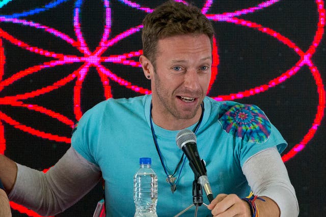 Annie Murphy Reveals She Once Licked Chris Martin's Sweat Off Her Hand at a  Coldplay Concert