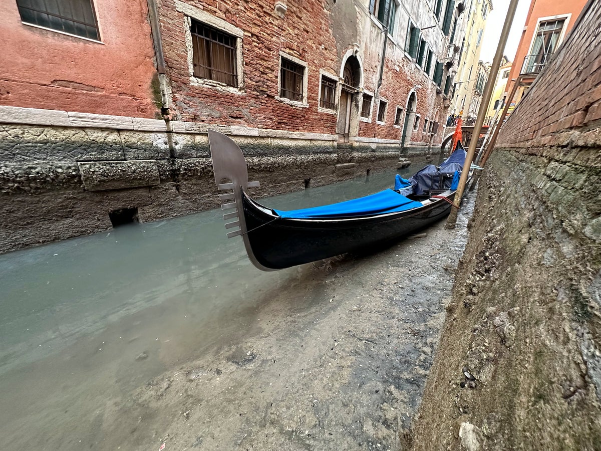 Le lunghe basse maree prosciugano i piccoli canali di Venezia
