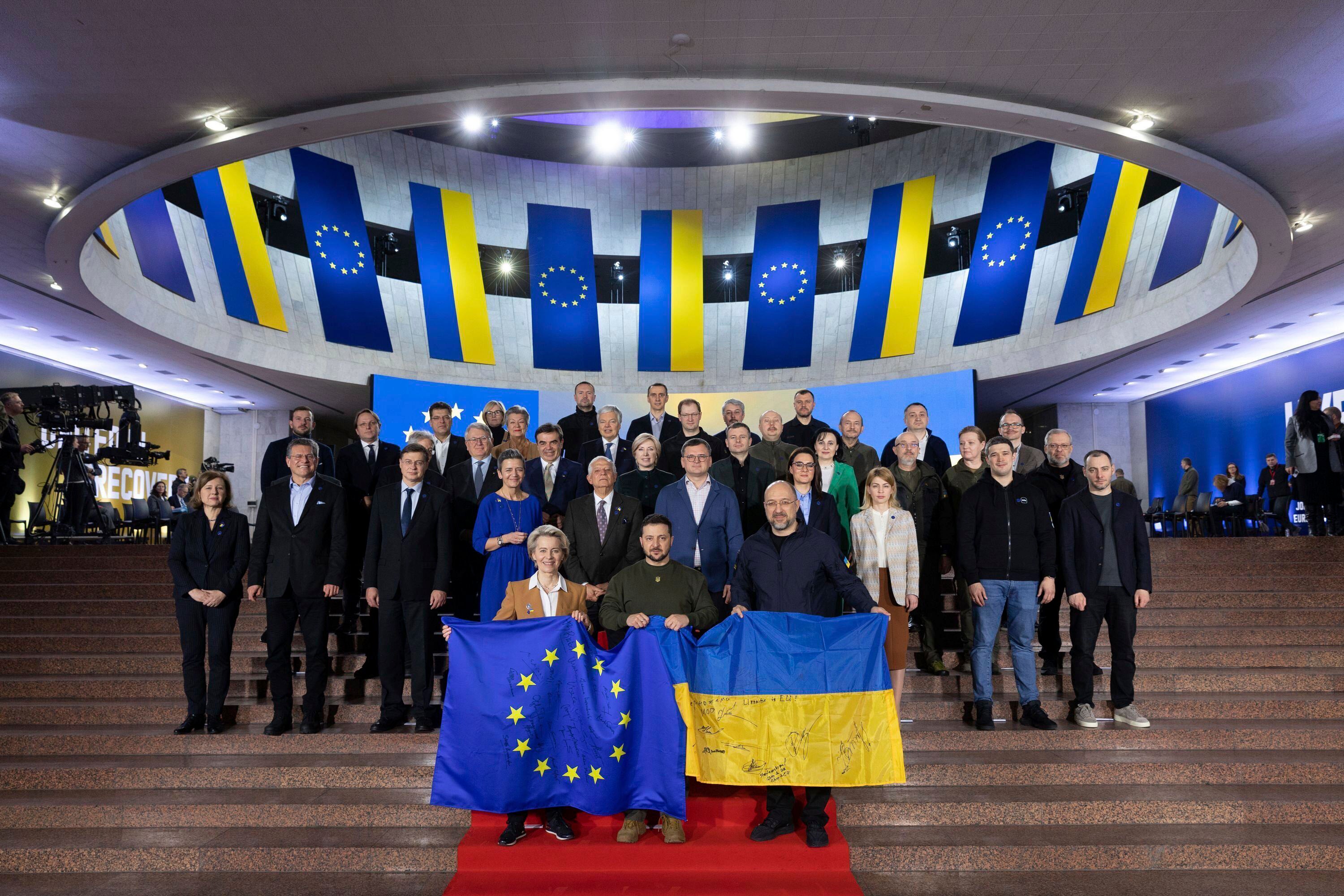 President Zelensky, centre, with European Commission President Ursula von der Leyen on his left