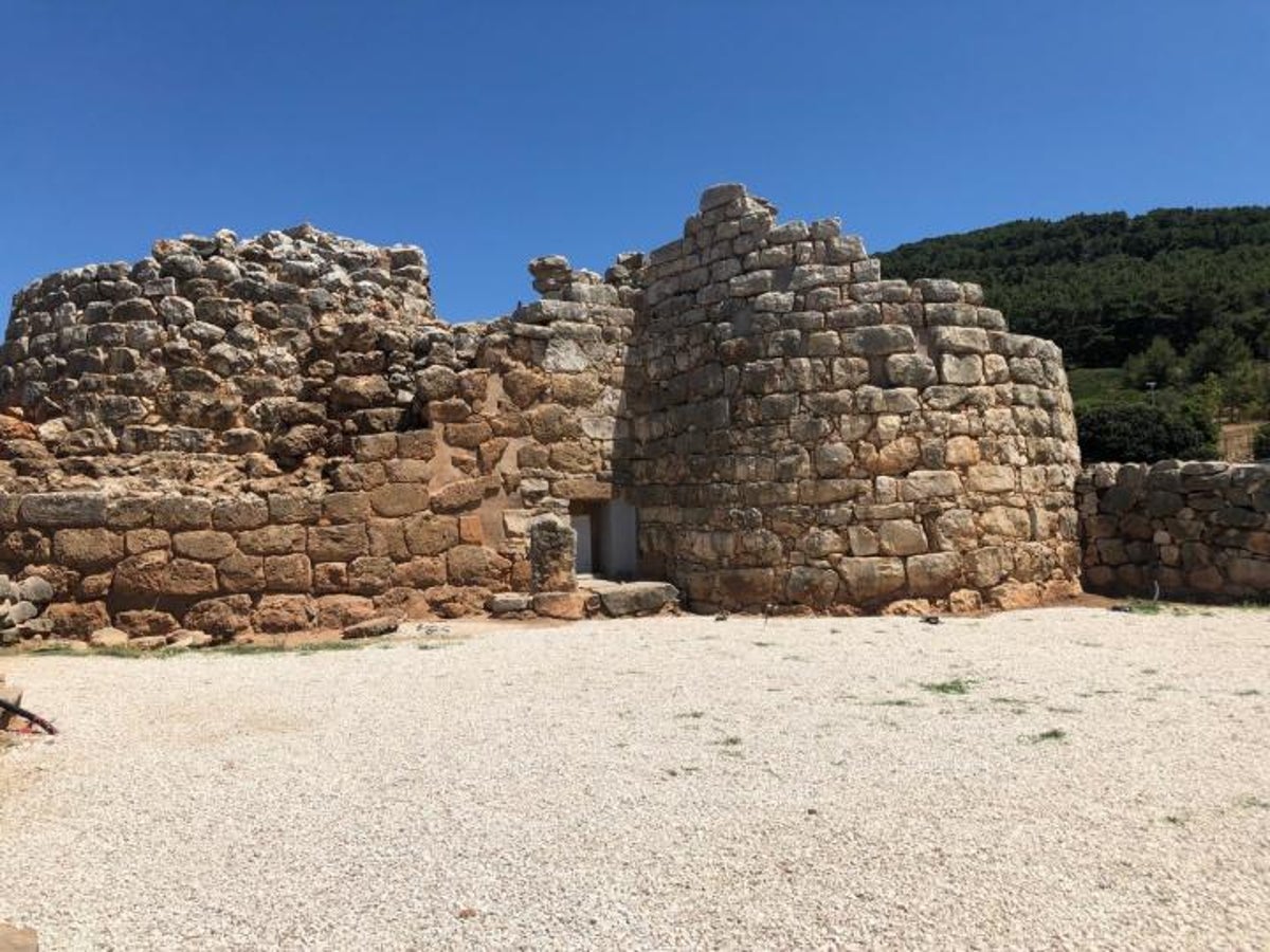 Lo studio rivela perché una donna europea del III secolo fu misteriosamente sepolta con fori di chiodi nel cranio