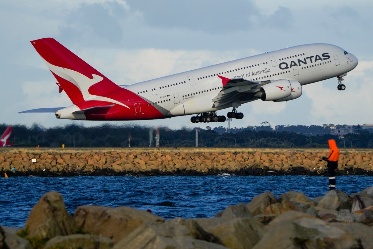 Qantas back in black with 978 million halfyear profit