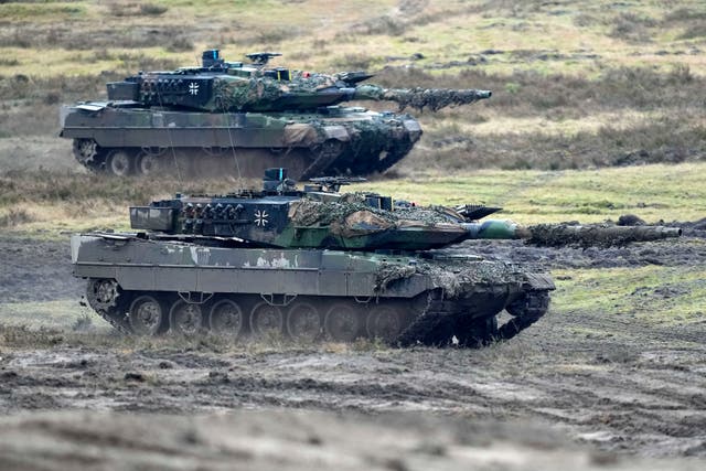 <p>Leopard 2 tanks in action </p>