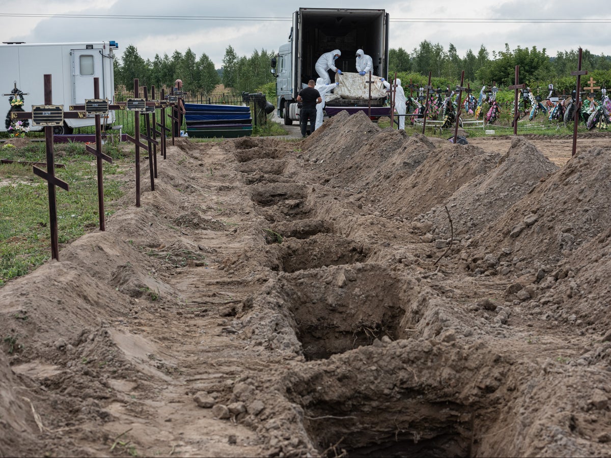 Yetkililer, Ukrayna savaş kurbanlarını tespit etmenin onlarca yıl süreceğini tahmin ediyor