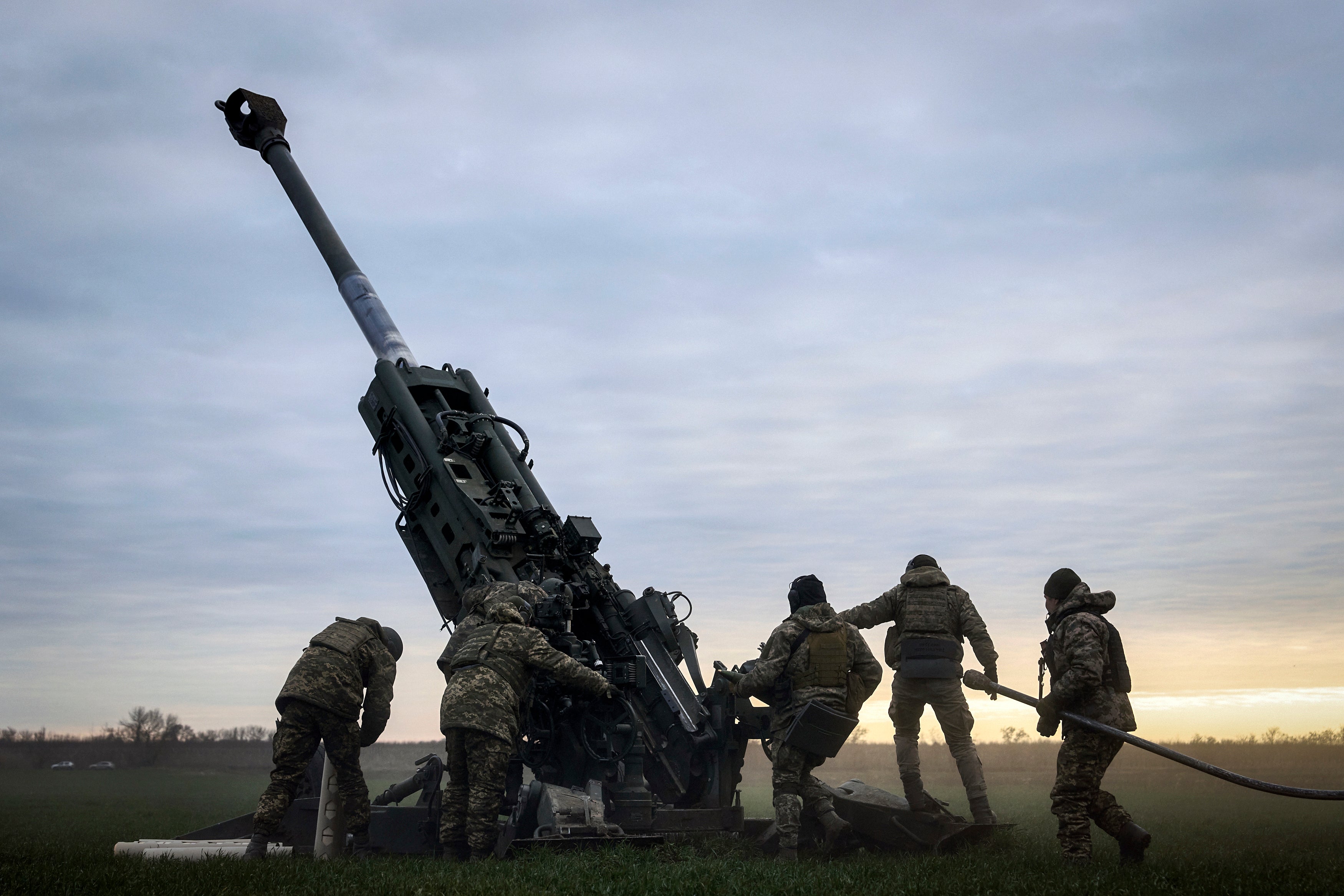 Ukrainian soldiers prepare to fire at Russian positions in Kherson region