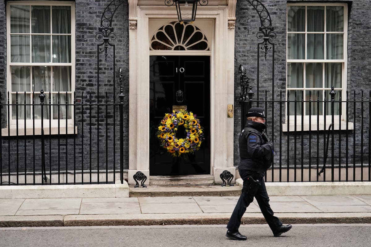 Sunak leads minute&rsquo;s silence marking Ukraine&rsquo;s resistance to Putin&rsquo;s invasion