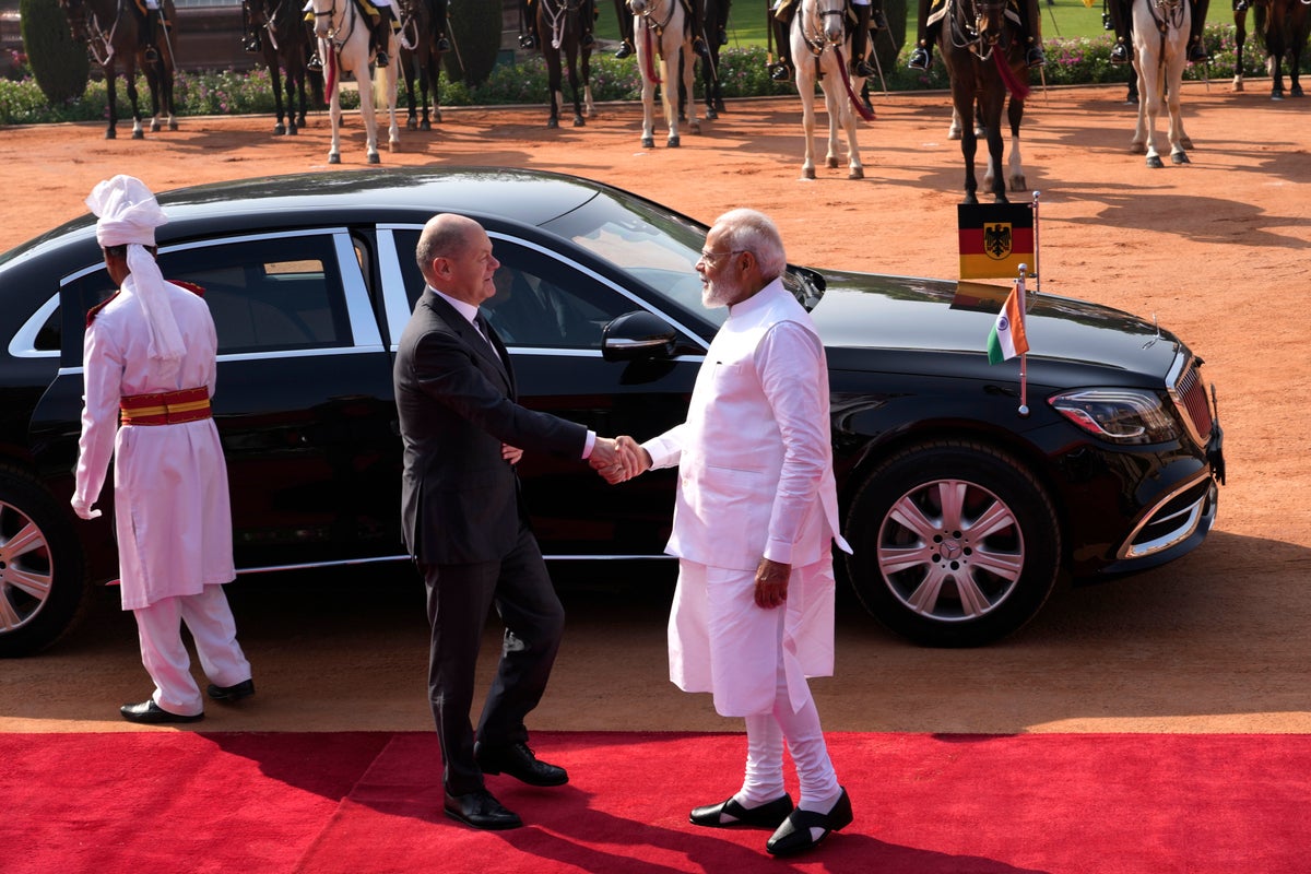 Alman lider Scholz, ekonomik bağları güçlendirmek için Hindistan'a geldi