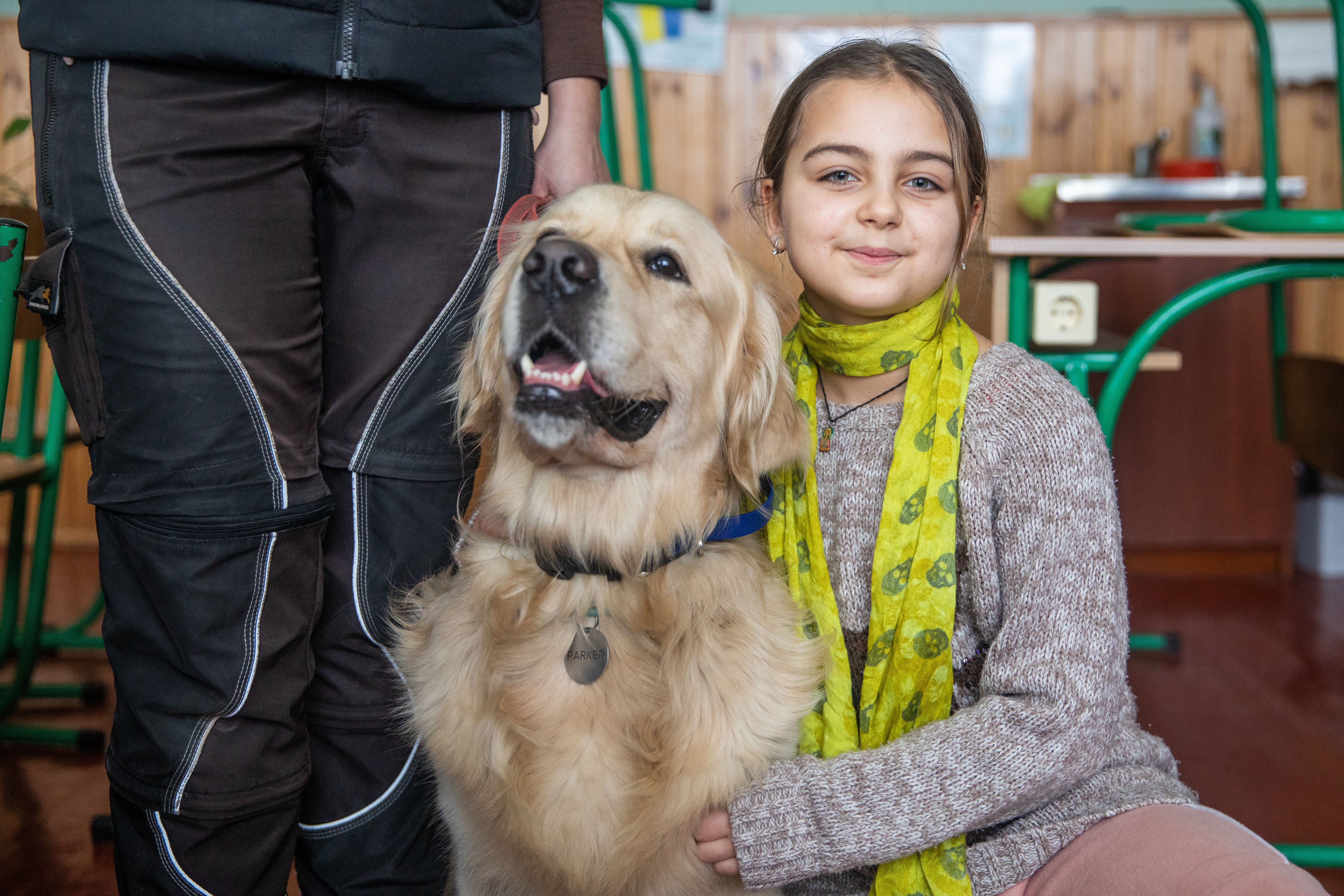 Therapy dog Parker pictured with Viktoriya (Oleksandr Khomenko/Save the Children)