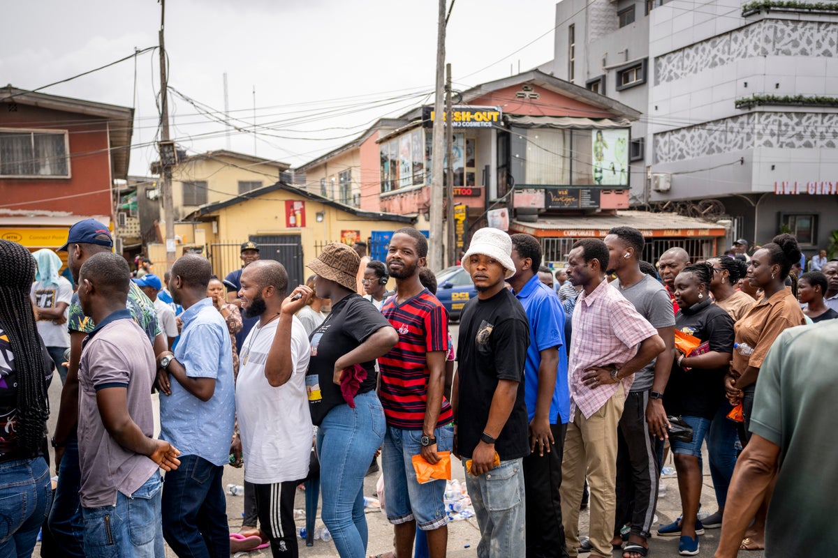 Nijerya seçmenleri, oylamanın kapanması nedeniyle hala sıraya giriyor