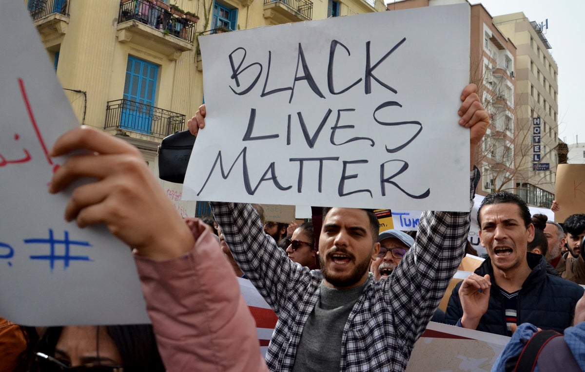 Tunus'ta yüzlerce protestocu ırkçılığı kınadı