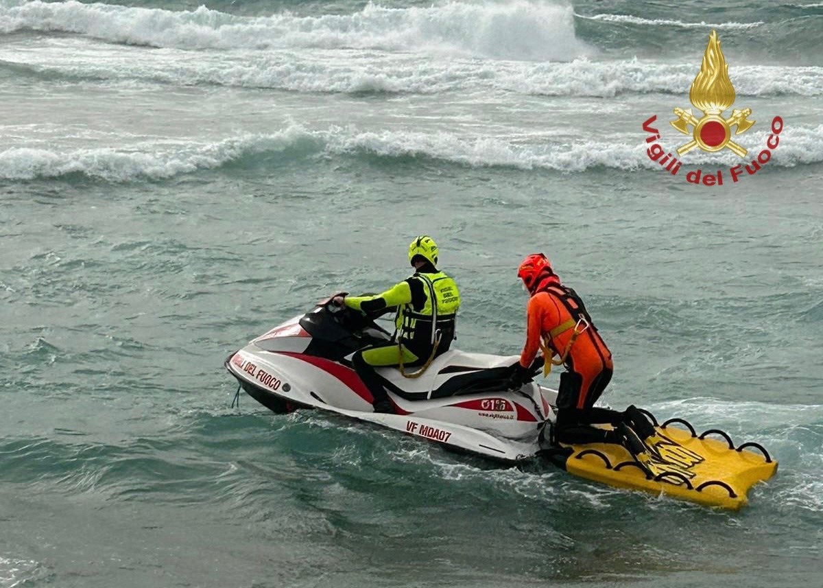 Dozzine annegano mentre le navi dei rifugiati naufragano in mare agitato al largo delle coste italiane