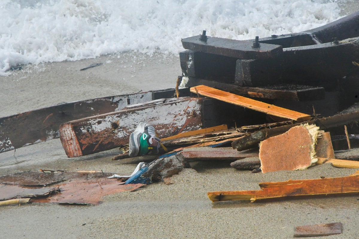 Almeno 45 i corpi recuperati dopo il ribaltamento di un barcone di migranti in Italia notizia
