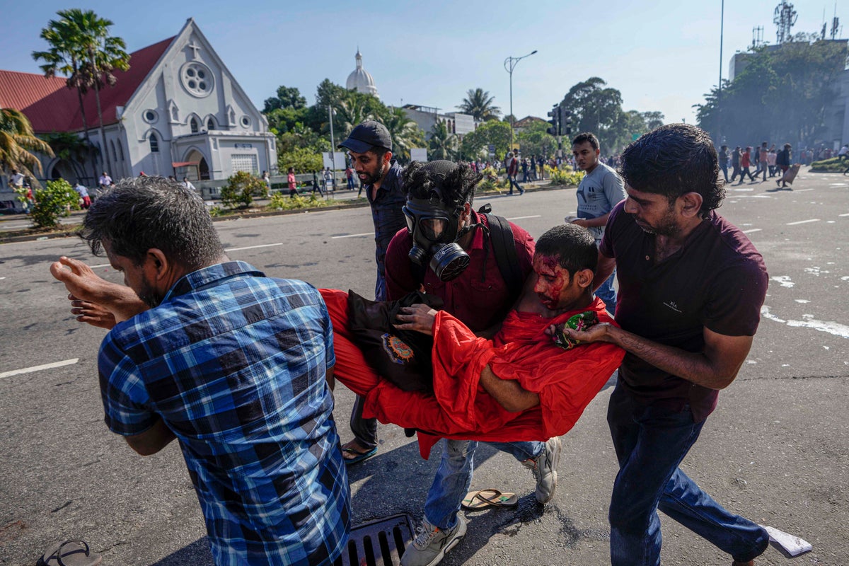 Sri Lanka polisi seçim protestosunda göz yaşartıcı gaz kullandı; 15 acı
