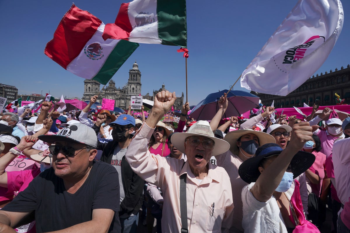 Decenas de miles protestan por reformas electorales en México