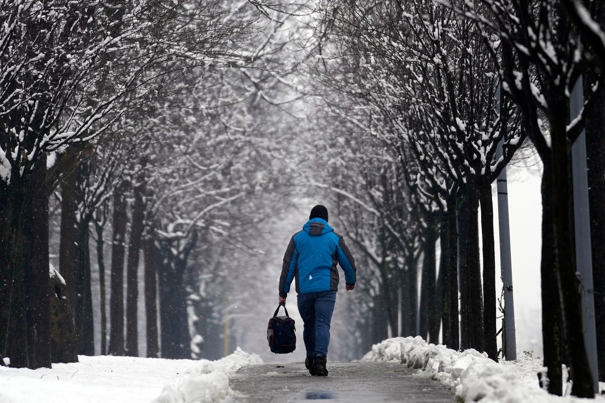 Balkan ülkelerinde yoğun kar ve rüzgar trafikte kaosa neden oldu