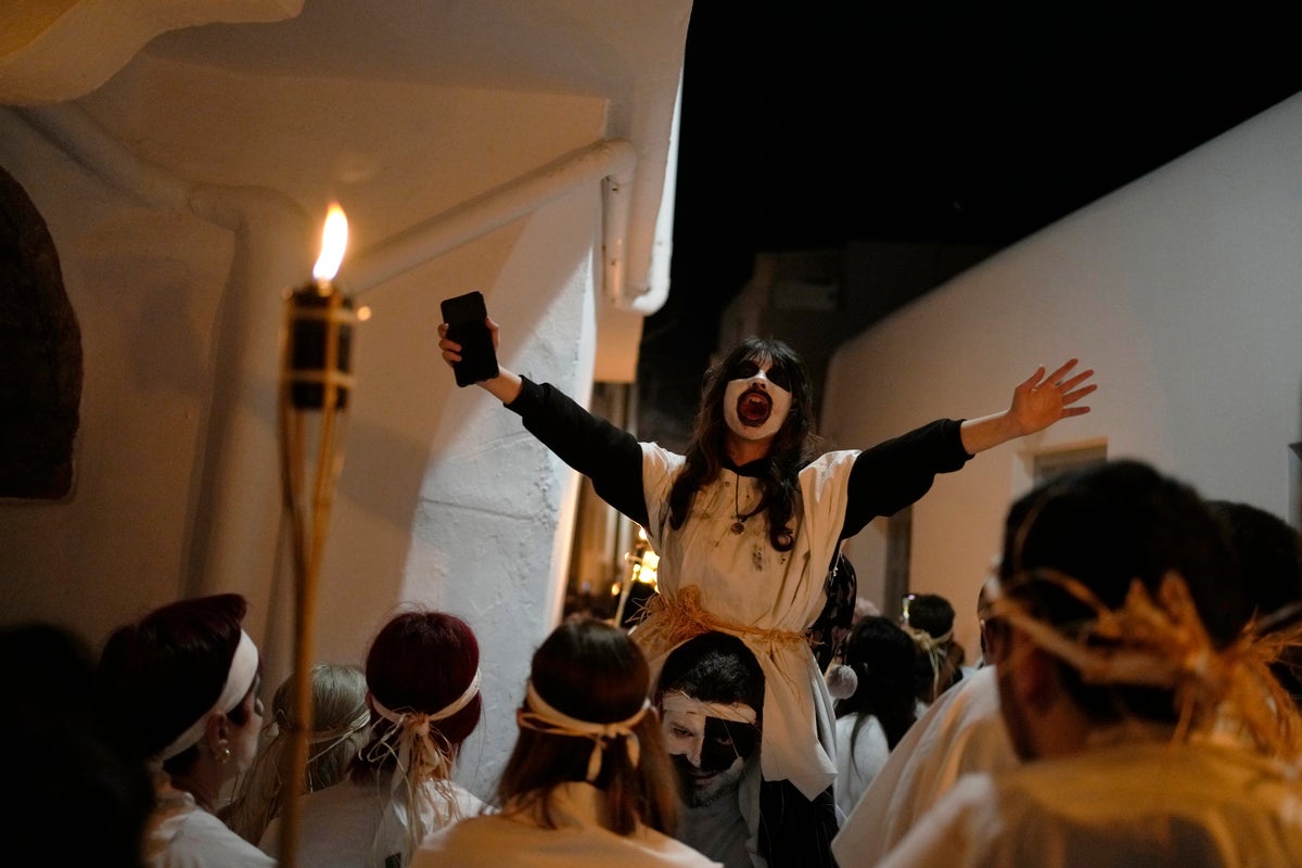 AP PHOTOS: Greeks revel in Carnival after pandemic pause